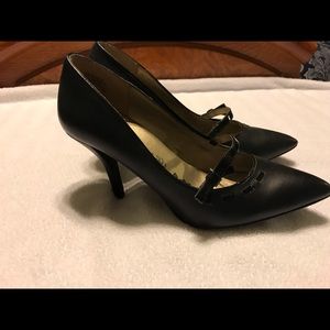 Black pumps